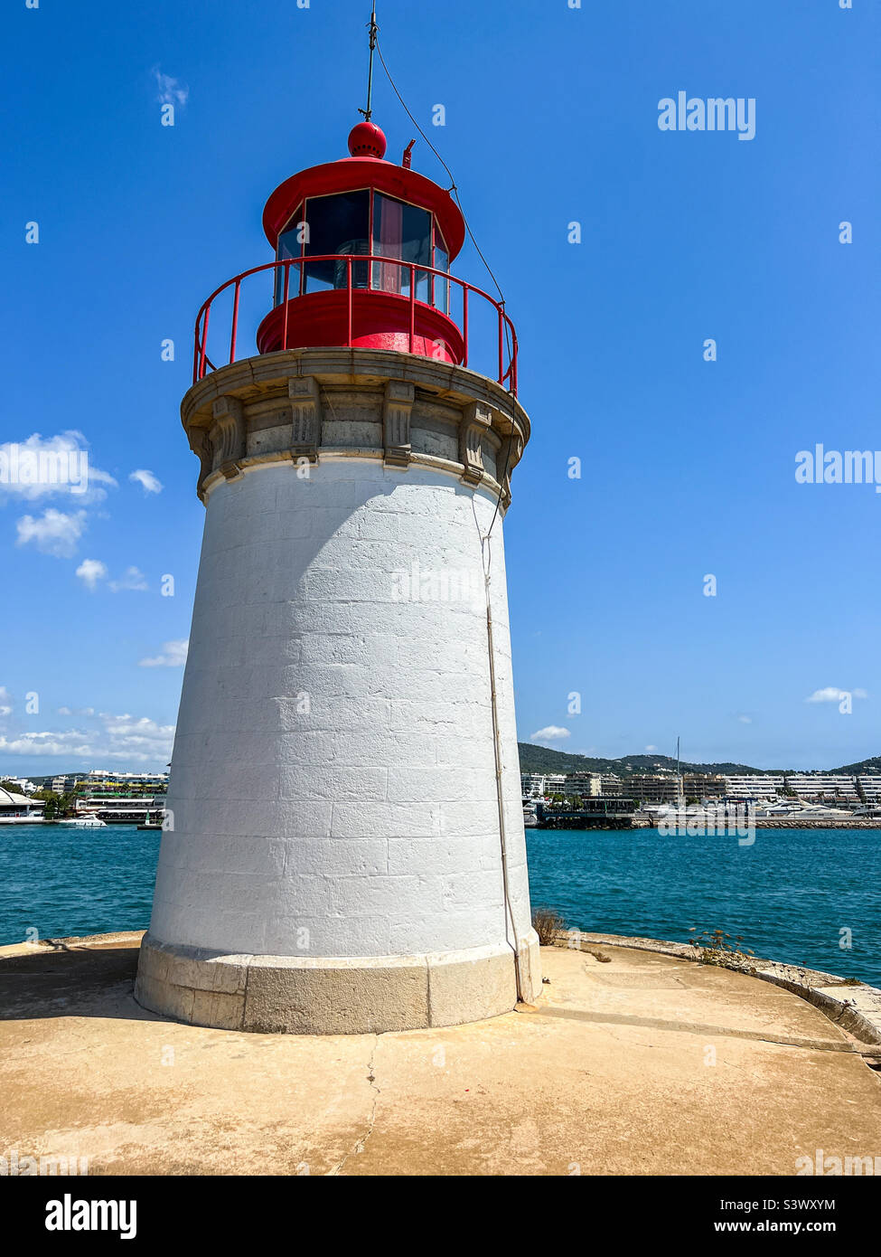 Phare du port sur la jetée de la vieille ville d'Ibiza - Image de stock capturée avec un smartphone