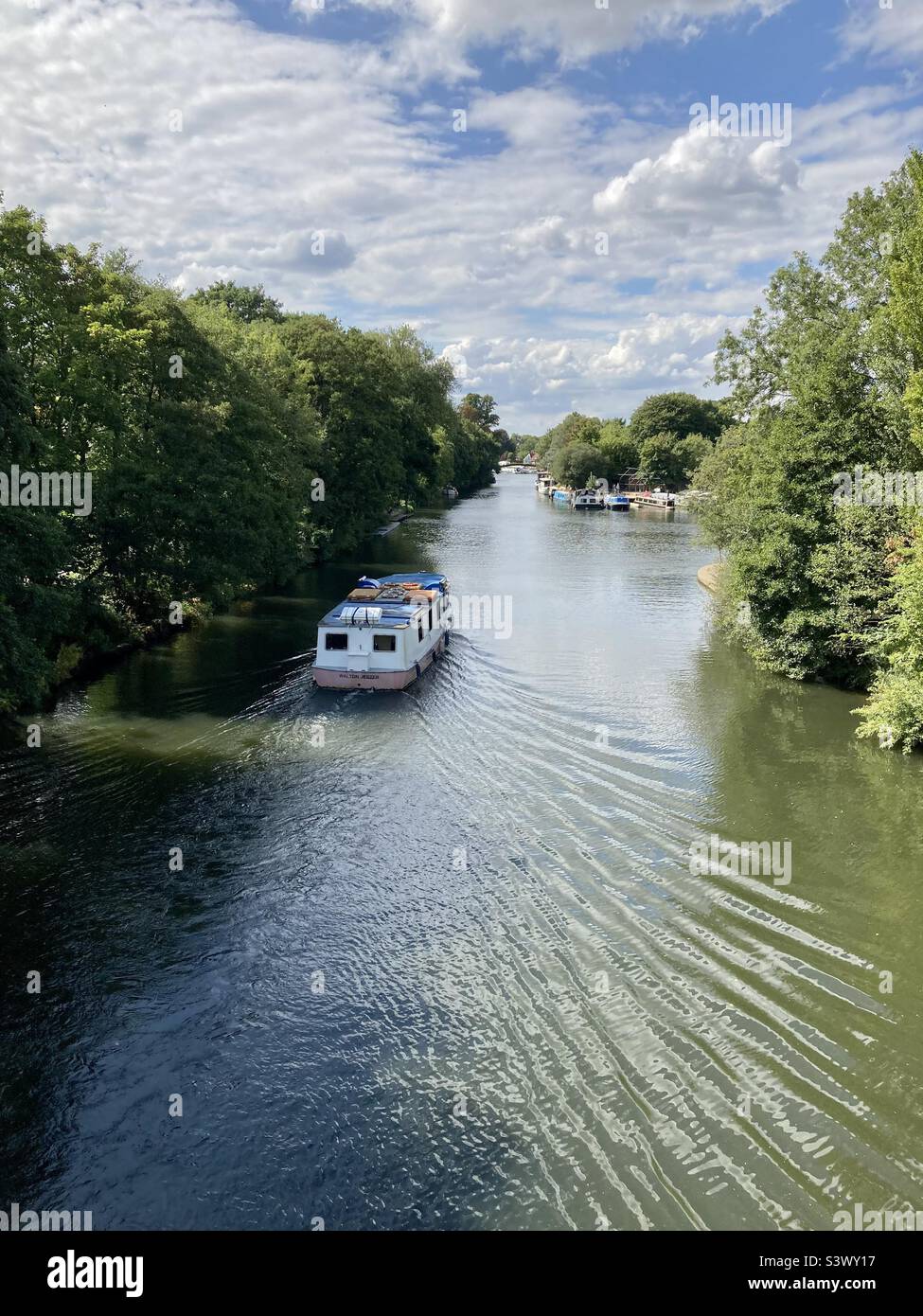 Grand bateau sur la Tamise en été - Image de stock capturée avec un smartphone