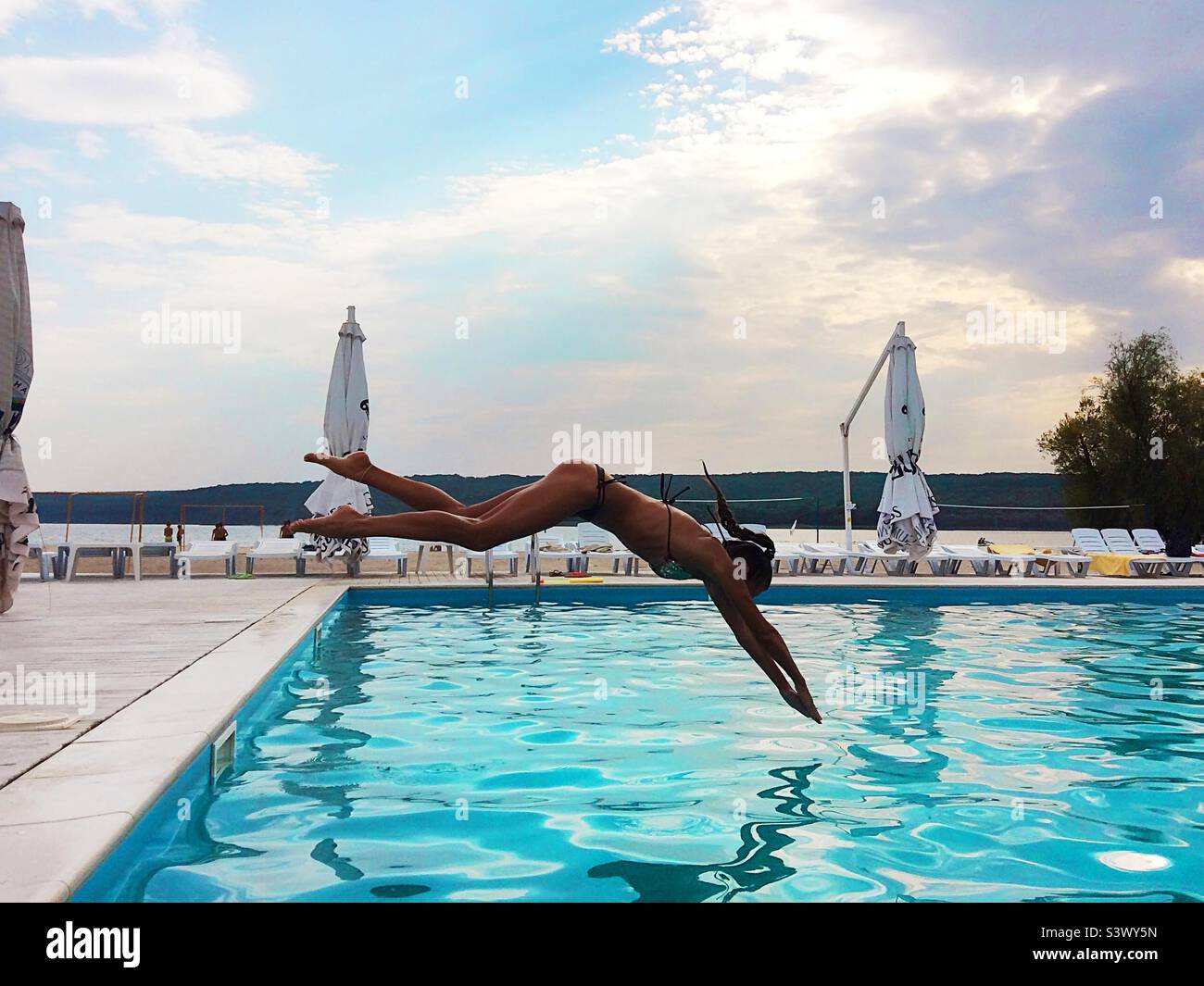 Jeune femme qui saute dans la piscine - Image de stock capturée avec un smartphone
