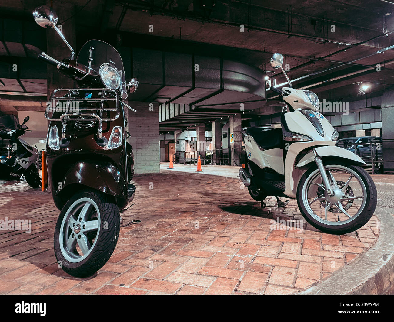 Quelques scooters garés dans la zone de ramassage et de dépôt souterrain de la gare de Reading à Berkshire, Royaume-Uni Banque D'Images