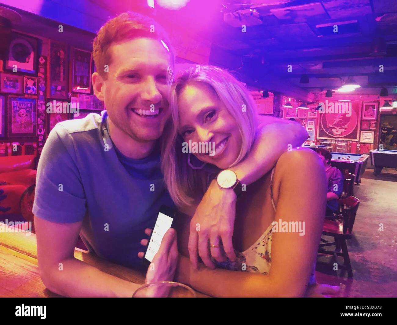 Un jeune couple souriant dans un bar de Denver - Image de stock capturée avec un smartphone
