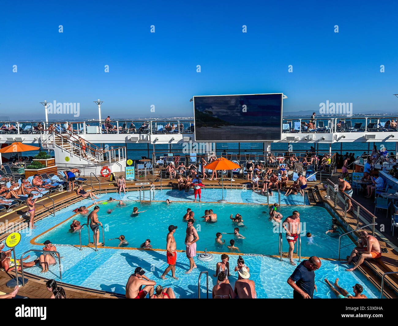 Royal Caribbean Anthem of the Seas croisière piscine extérieure avec de nombreux vacanciers Banque D'Images