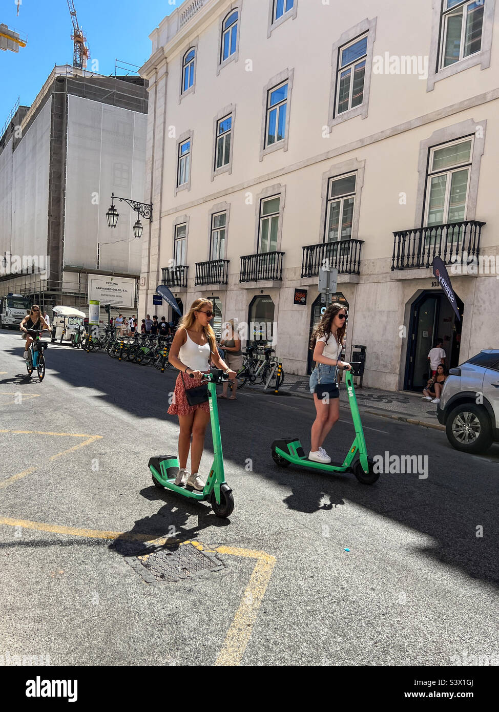 Jeune femme à vélo électrique à Lisbonne Portugal Banque D'Images