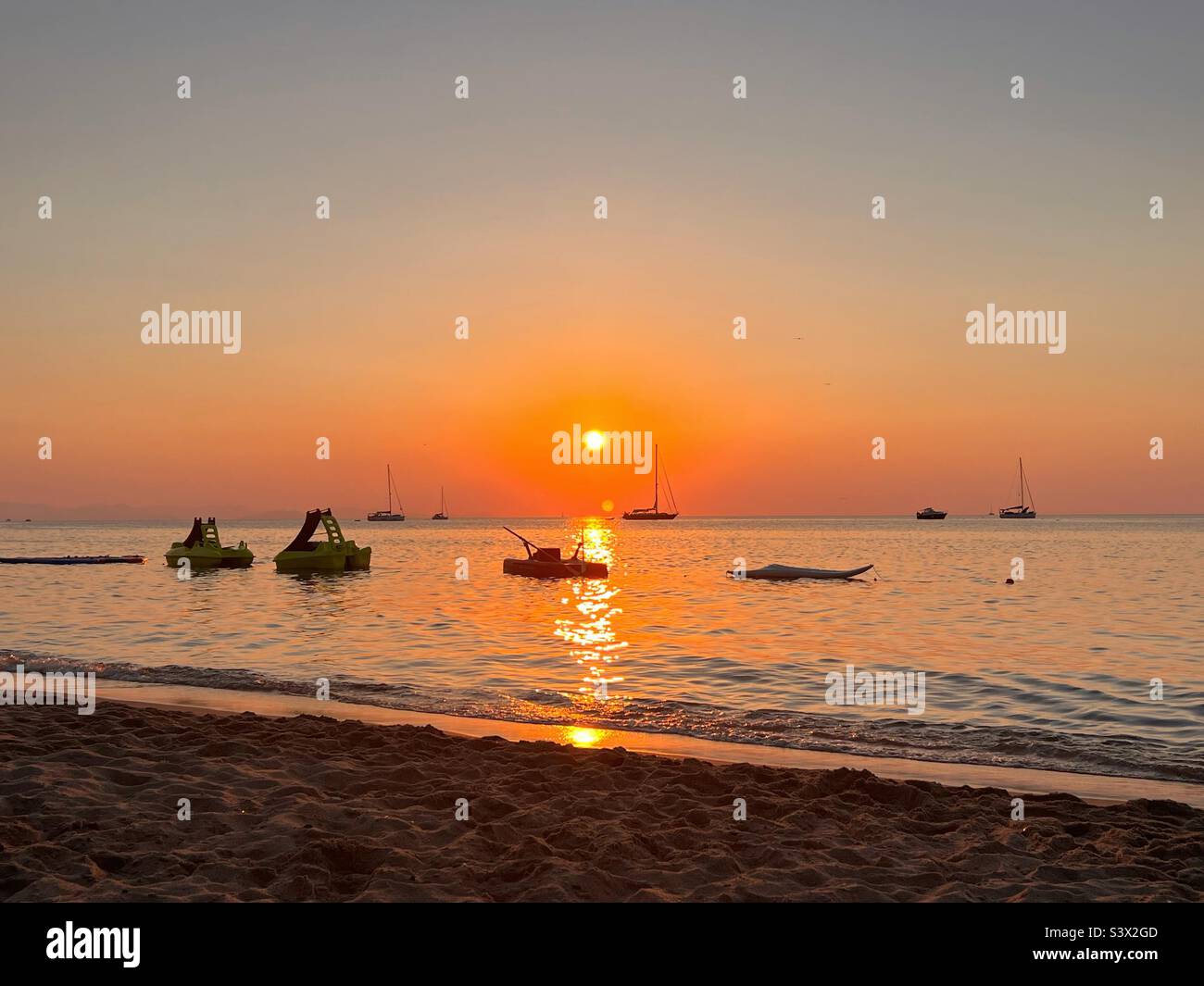 Bateaux ancrés au coucher du soleil, Cefalù, Sicile Italie Banque D'Images