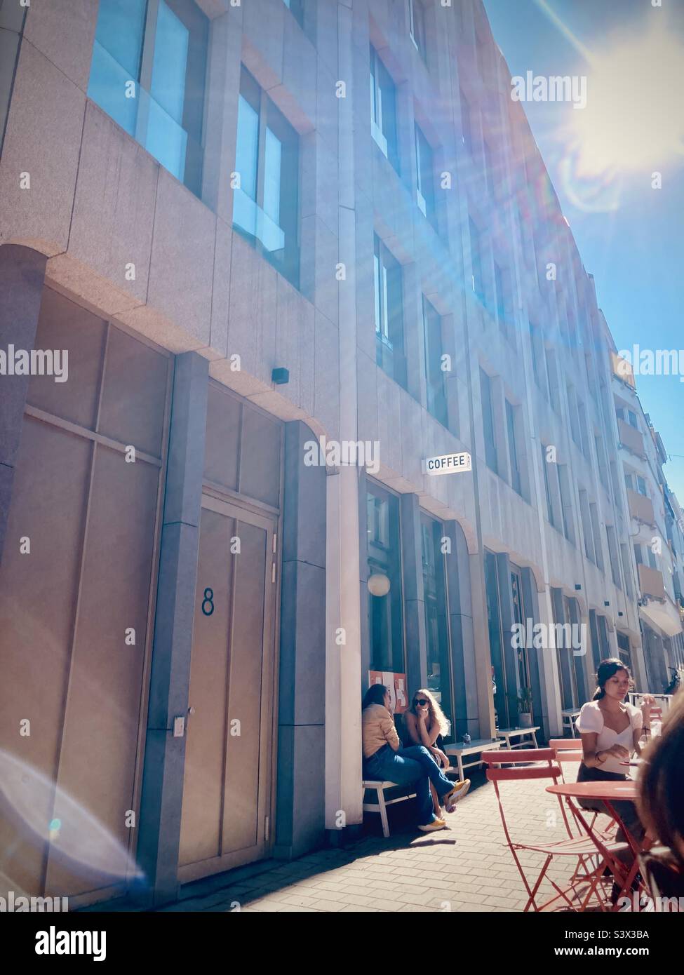 Les amateurs de café sont au soleil, à l'extérieur du populaire café Buddy Buddy Buddy, dans le quartier d'Ixelles à Bruxelles Banque D'Images