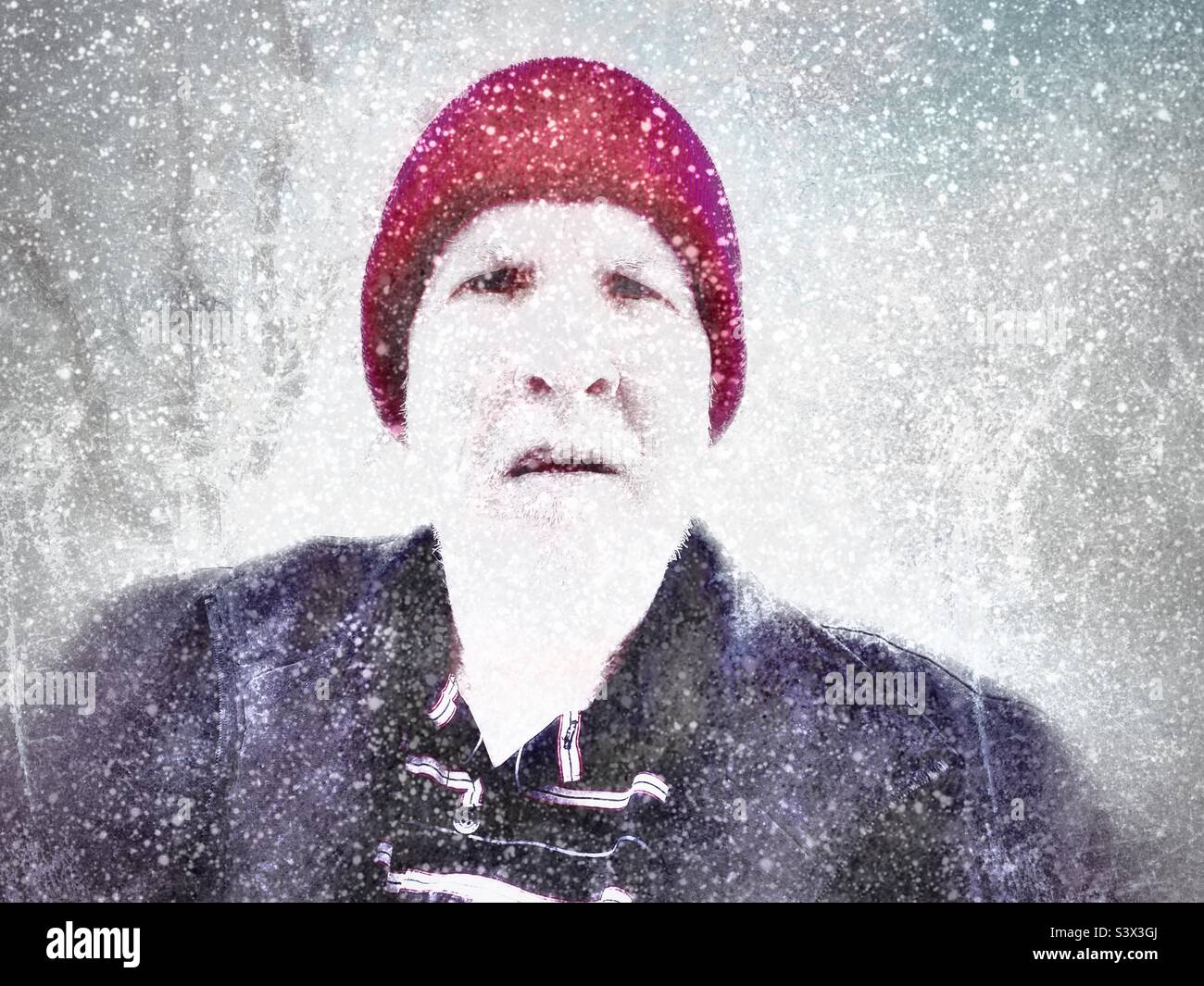 Un selfie (intitulé: Old Man Winter) lors d'une lourde journée de neige dans l'Utah, aux États-Unis. Des chutes de neige numériques ont été ajoutées, mais le froid et le poids de la neige dans ma pelle étaient très réels. Banque D'Images