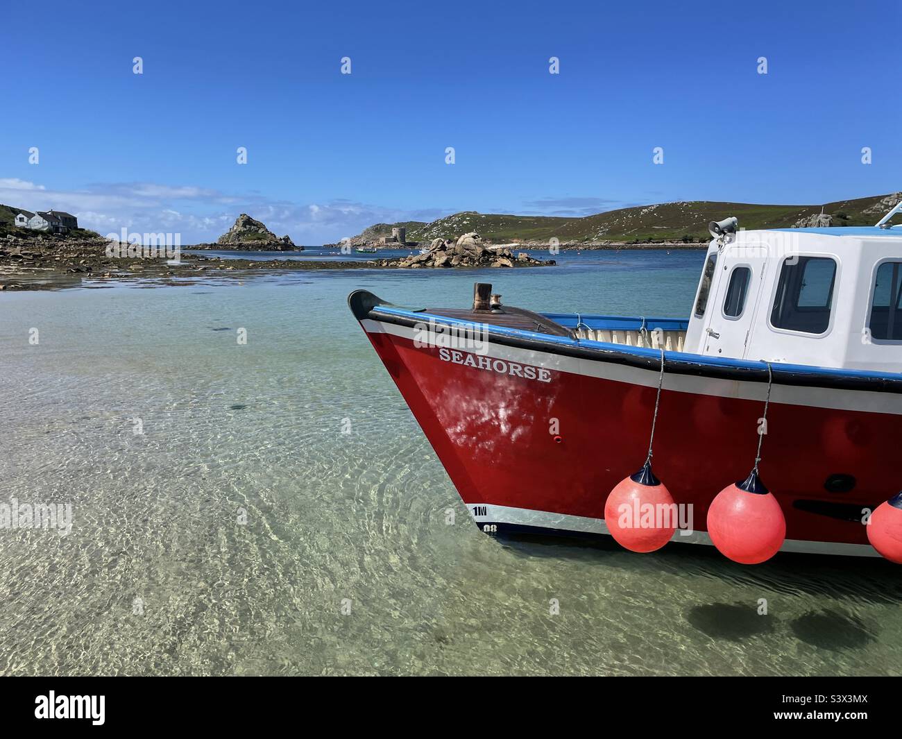 Bateau à passagers amarré à l'île de Bryher. Bryher, Îles de Scilly, Cornouailles, Angleterre, Royaume-Uni - Image de stock capturée avec un smartphone