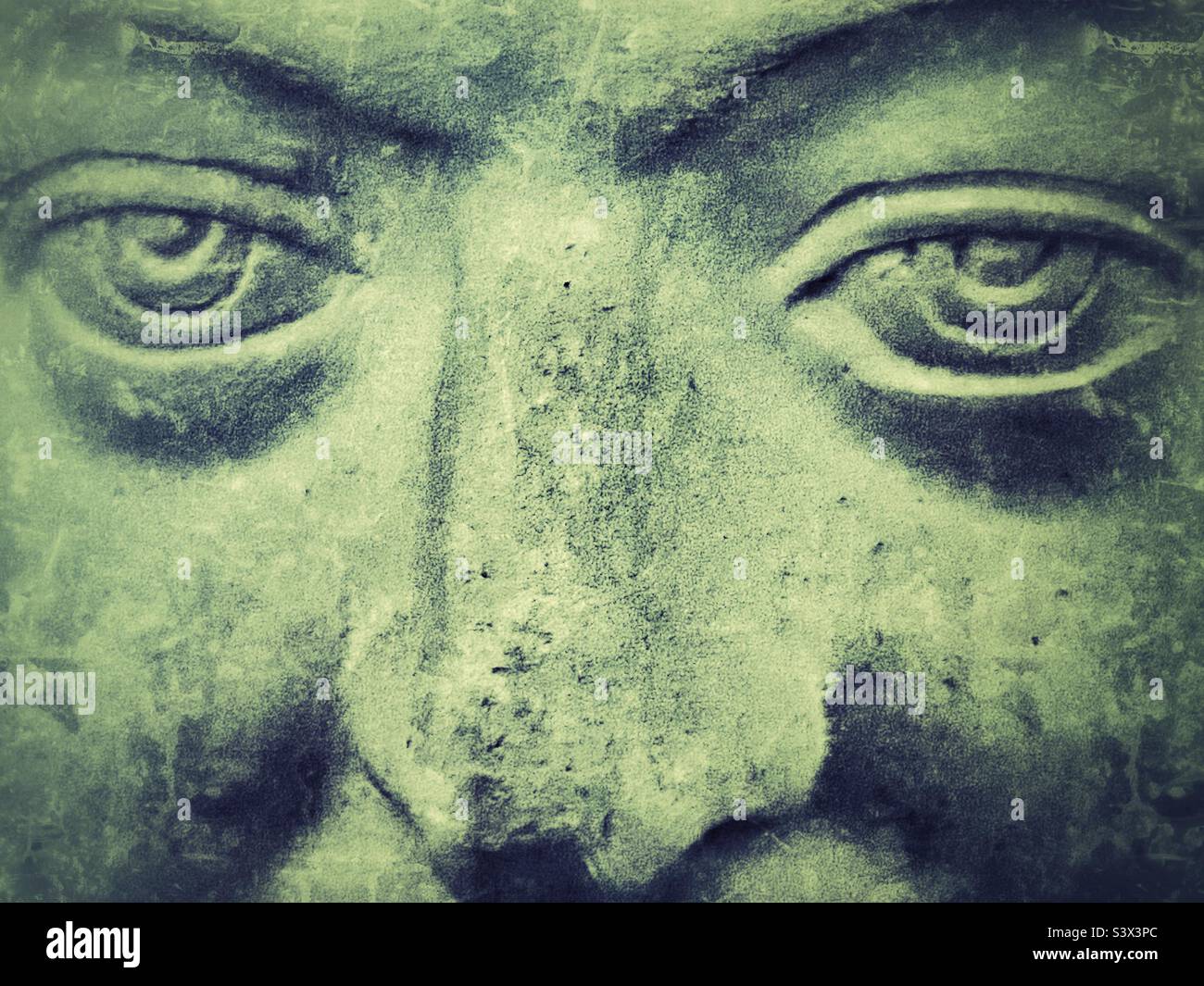 Vue rapprochée du visage d'une statue de pierre représentant Wolfgang Amadeus Mozart, compositeur autrichien de la période classique - Image de stock capturée avec un smartphone