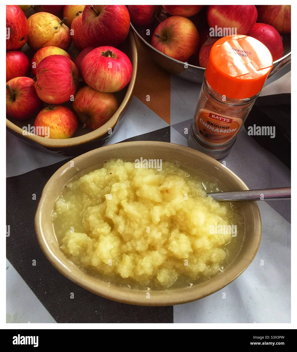 Sauce aux pommes maison - Image de stock capturée avec un smartphone