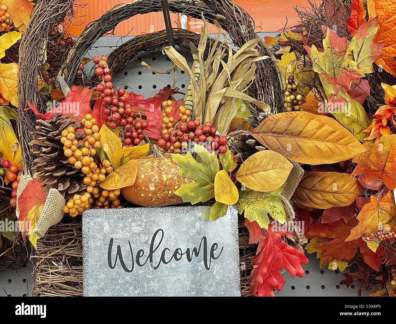 La saison d'automne est officiellement ici, au début de septembre, au moins dans l'industrie de la vente au détail. Un Walmart Supercenter a des allées dédiées à la saison d'automne. Banque D'Images