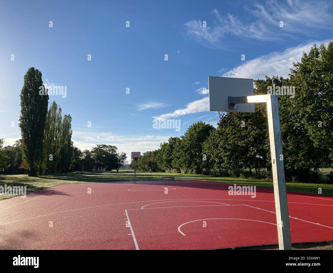 Terrain de basket-ball extérieur sur l'ancien aéroport de Tempelhof en fin de matinée d'été Banque D'Images