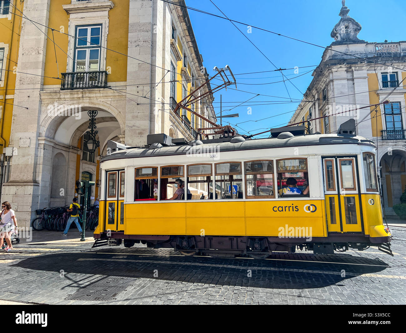 Tramway jaune traditionnel à Lisbonne, Portugal Banque D'Images