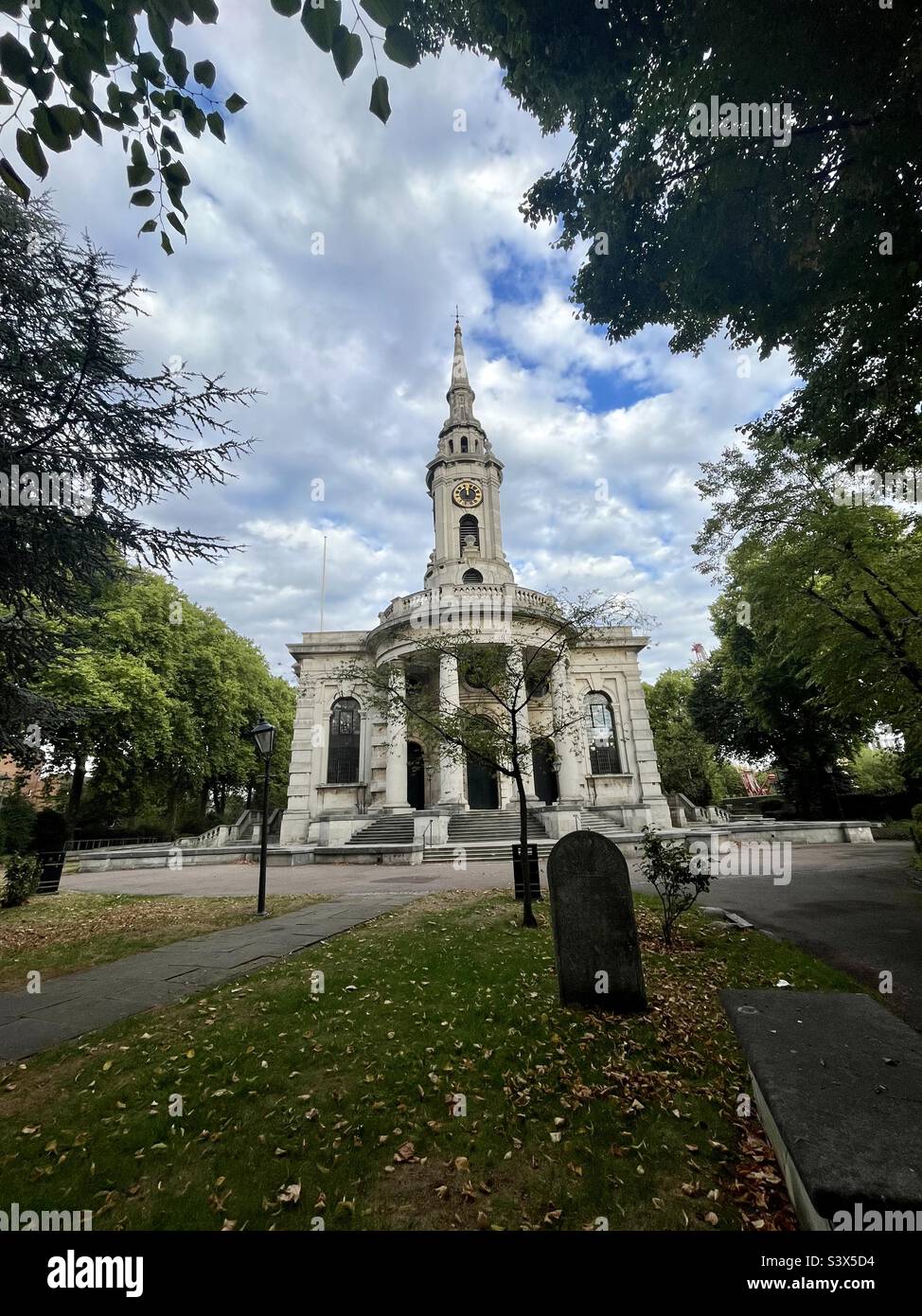 L’église paroissiale de St Paul, Deptford.conçue par Thomas Archer à la suite d’une loi de 1711 pour la construction de nouvelles églises à Londres et dans sa banlieue en pleine croissance, c’est une « église de la Reine Anne ». Catégorie I. - Image de stock capturée avec un smartphone