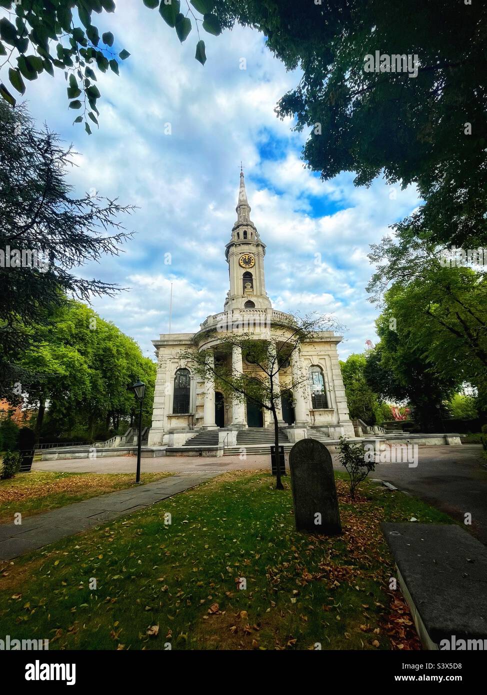 L’église paroissiale de St Paul, Deptford.conçue par Thomas Archer à la suite d’une loi de 1711 pour la construction de nouvelles églises à Londres et dans sa banlieue en pleine croissance, c’est une « église de la Reine Anne ». Catégorie I. - Image de stock capturée avec un smartphone