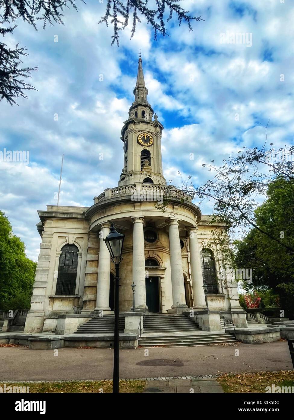 L’église paroissiale de St Paul, Deptford.conçue par Thomas Archer à la suite d’une loi de 1711 pour la construction de nouvelles églises à Londres et dans sa banlieue en pleine croissance, c’est une « église de la Reine Anne ». Catégorie I - Image de stock capturée avec un smartphone