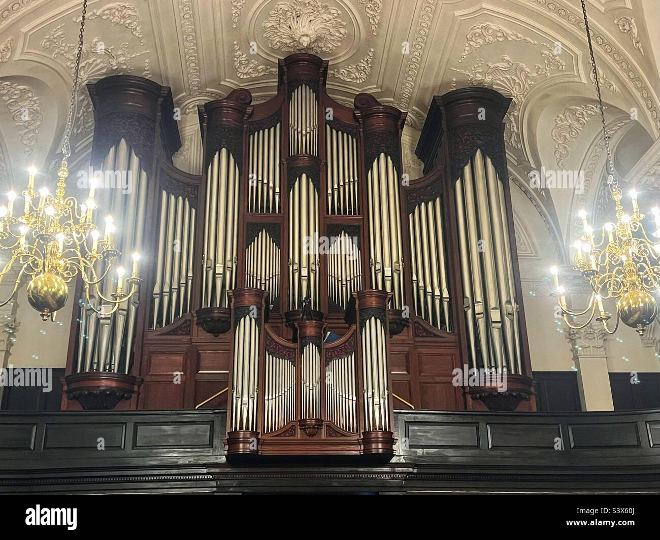 Orgue de Saint-Martin dans l'église des champs, Trafalgar Square, Londres illuminé par des lustres - Image de stock capturée avec un smartphone