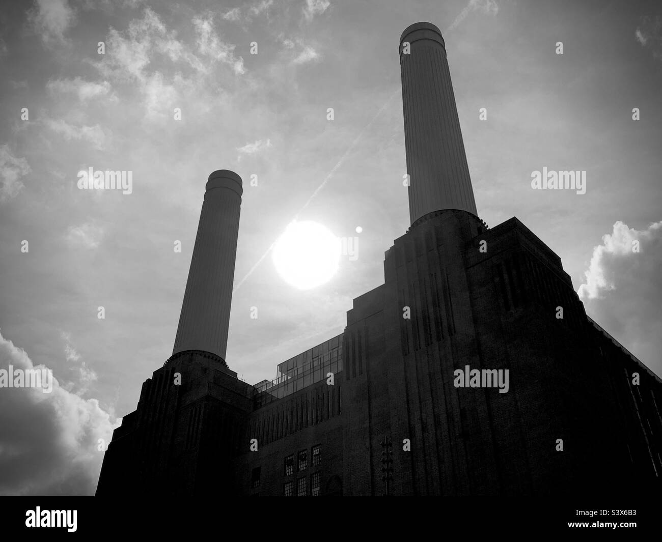 Photo en noir et blanc de la station électrique Battersea avec faisceau de soleil. Banque D'Images