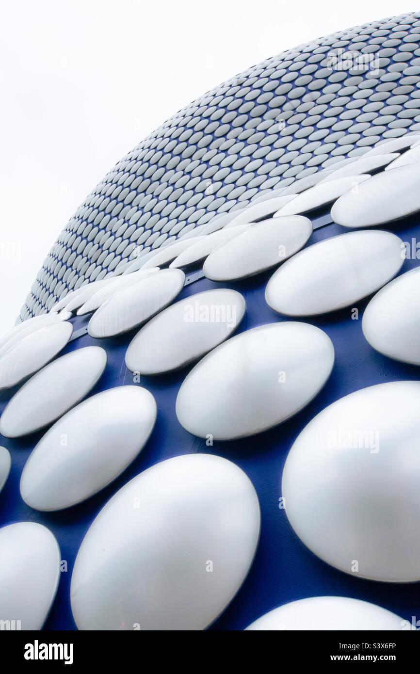 Gros plan des disques en métal argenté sur la façade du bâtiment Selfridges à Birmingham dans une image abstraite de l'architecture - Image de stock capturée avec un smartphone