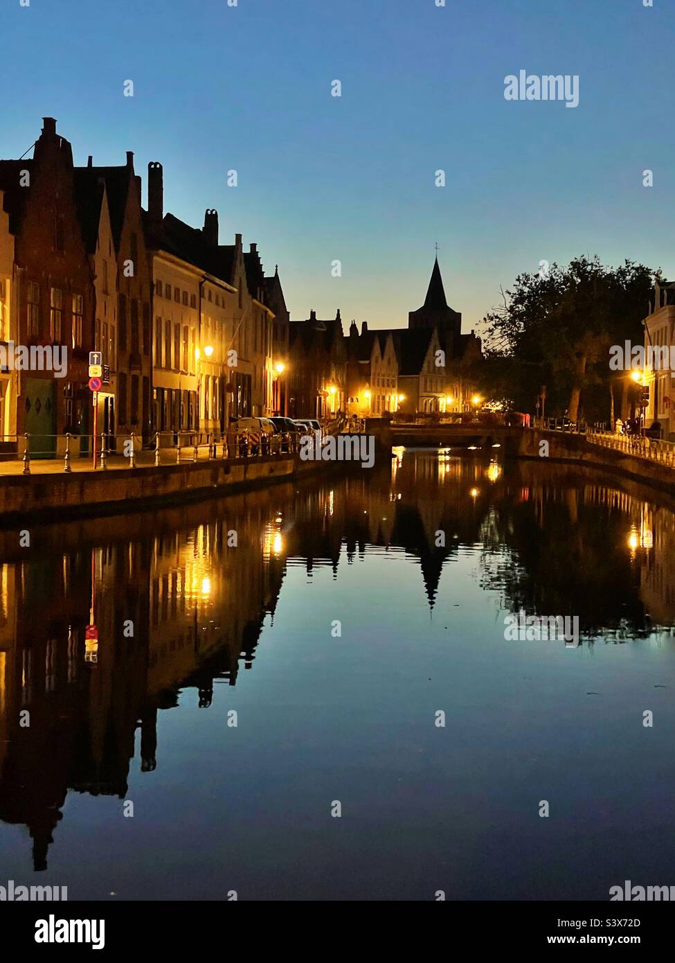 Réflexions en soirée sur le canal de Bruges, Belgique. Banque D'Images