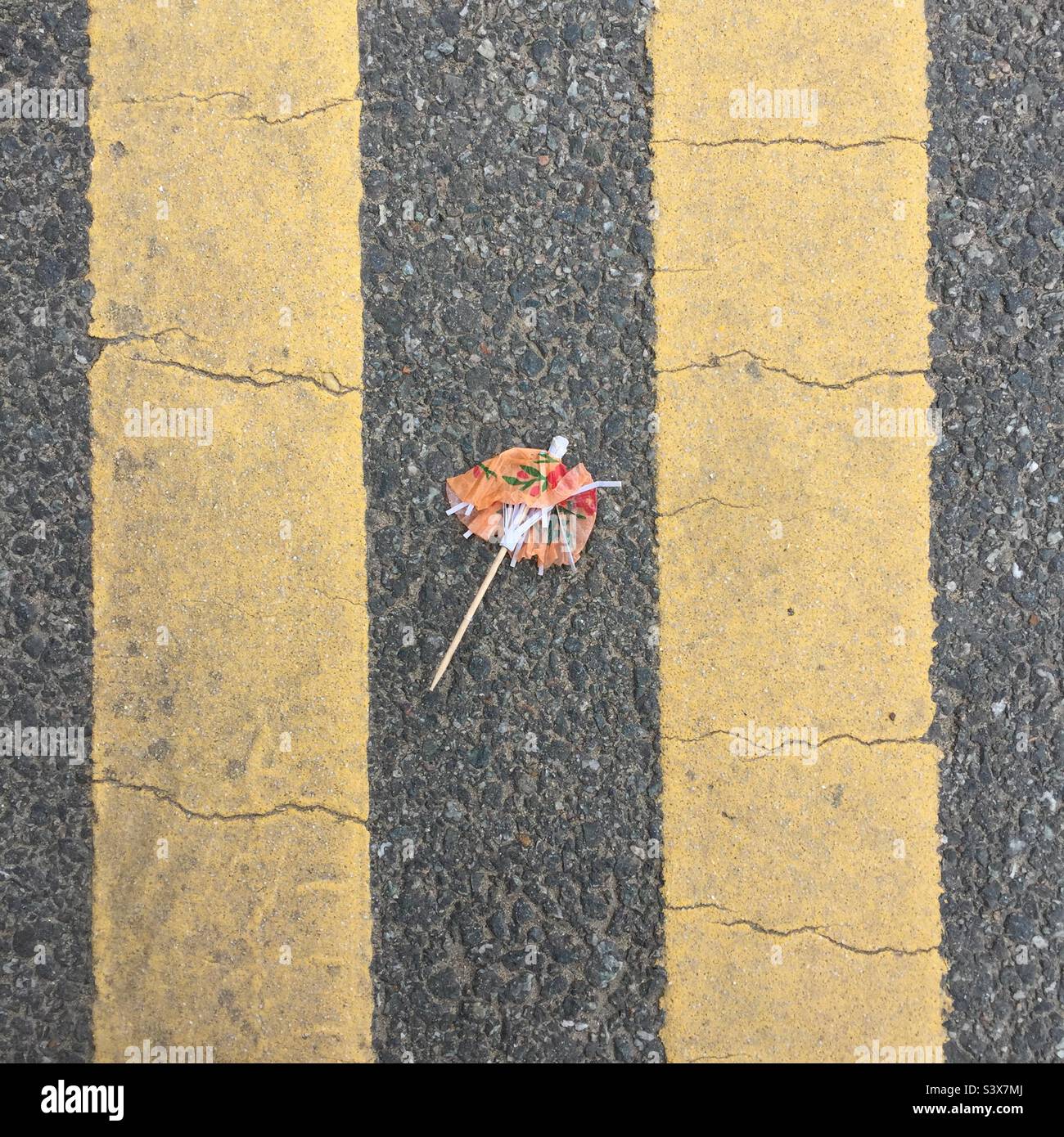 Parapluie entre deux lignes jaunes - Image de stock capturée avec un smartphone