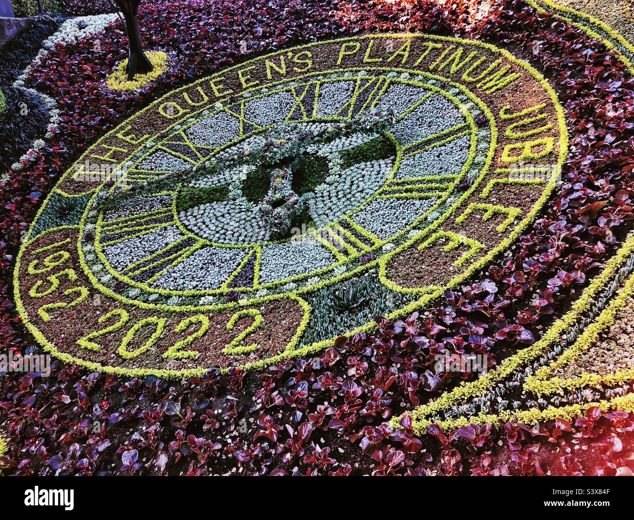 Horloge florale en l'honneur du jubilé de platine de la reine Elizabeth dans West Princes Street Gardens, Édimbourg, Écosse. Banque D'Images