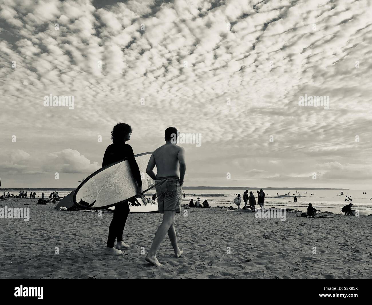 Les surfeurs marchent jusqu'à la mer dans le nord du Devon, en Angleterre, au Royaume-Uni - Image de stock capturée avec un smartphone