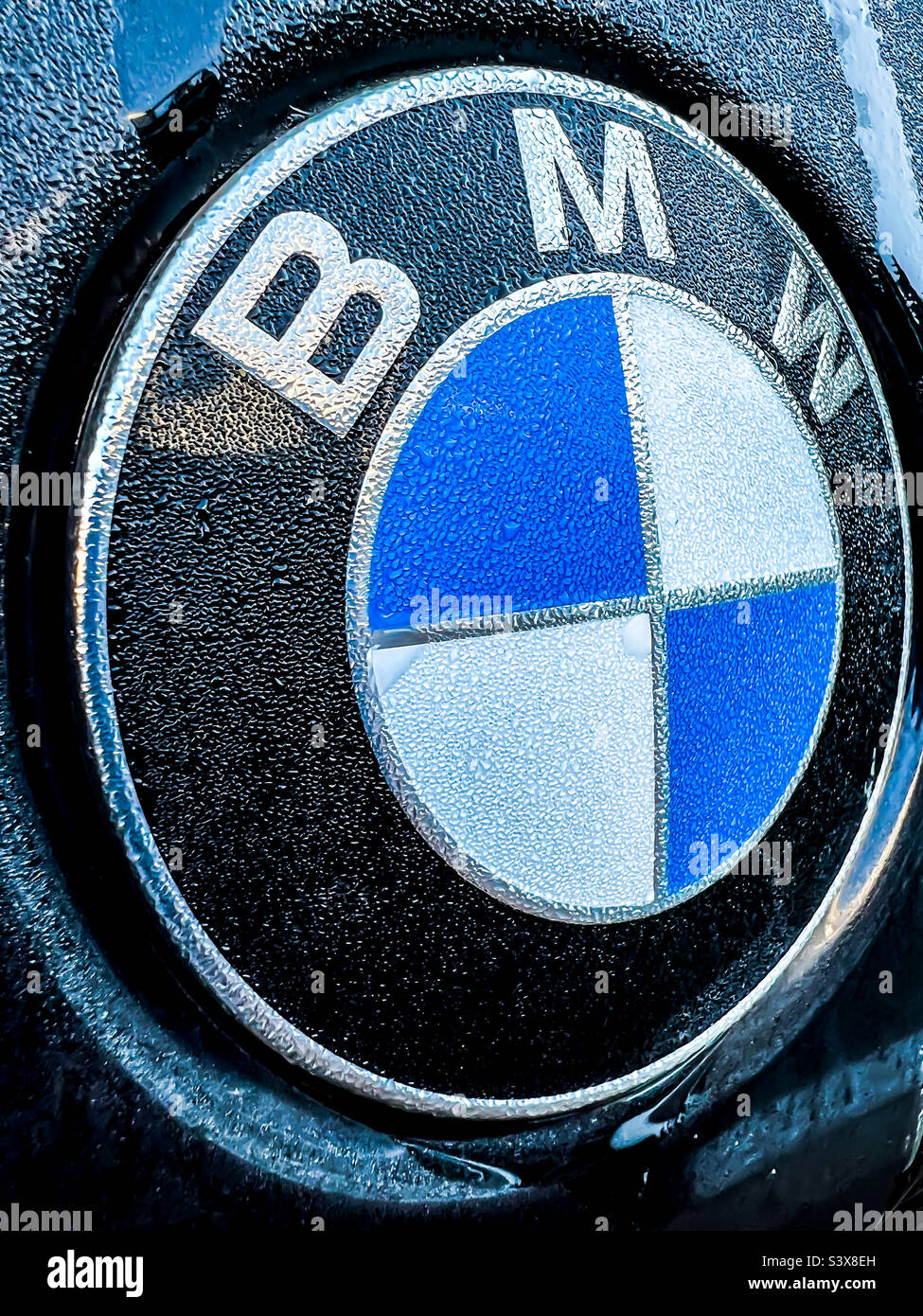 Condensation de pluie sur un logo BMW sur un froid matin d'automne - Image de stock capturée avec un smartphone