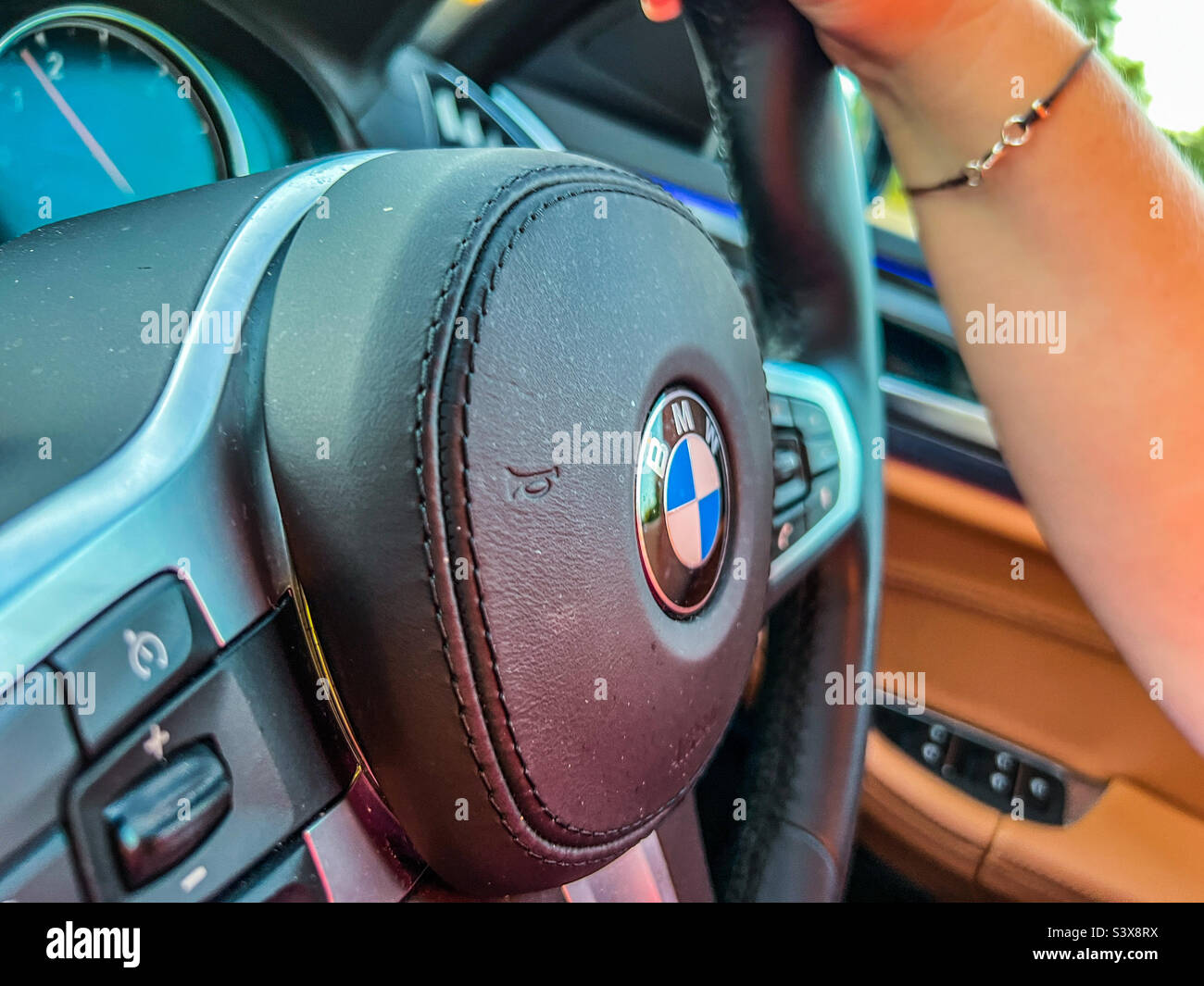 Femme conduisant une BMW gros plan Banque D'Images