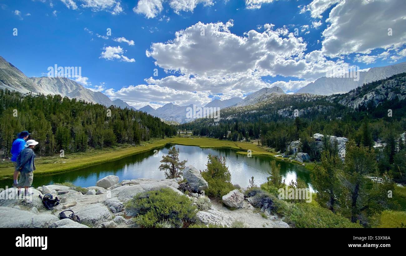Vue panoramique sur l'une des pattes alpines immaculées du bassin hydrographique de Rock Creek avec leur flèche en arrière-plan, en Sierra Californie de l'est Banque D'Images