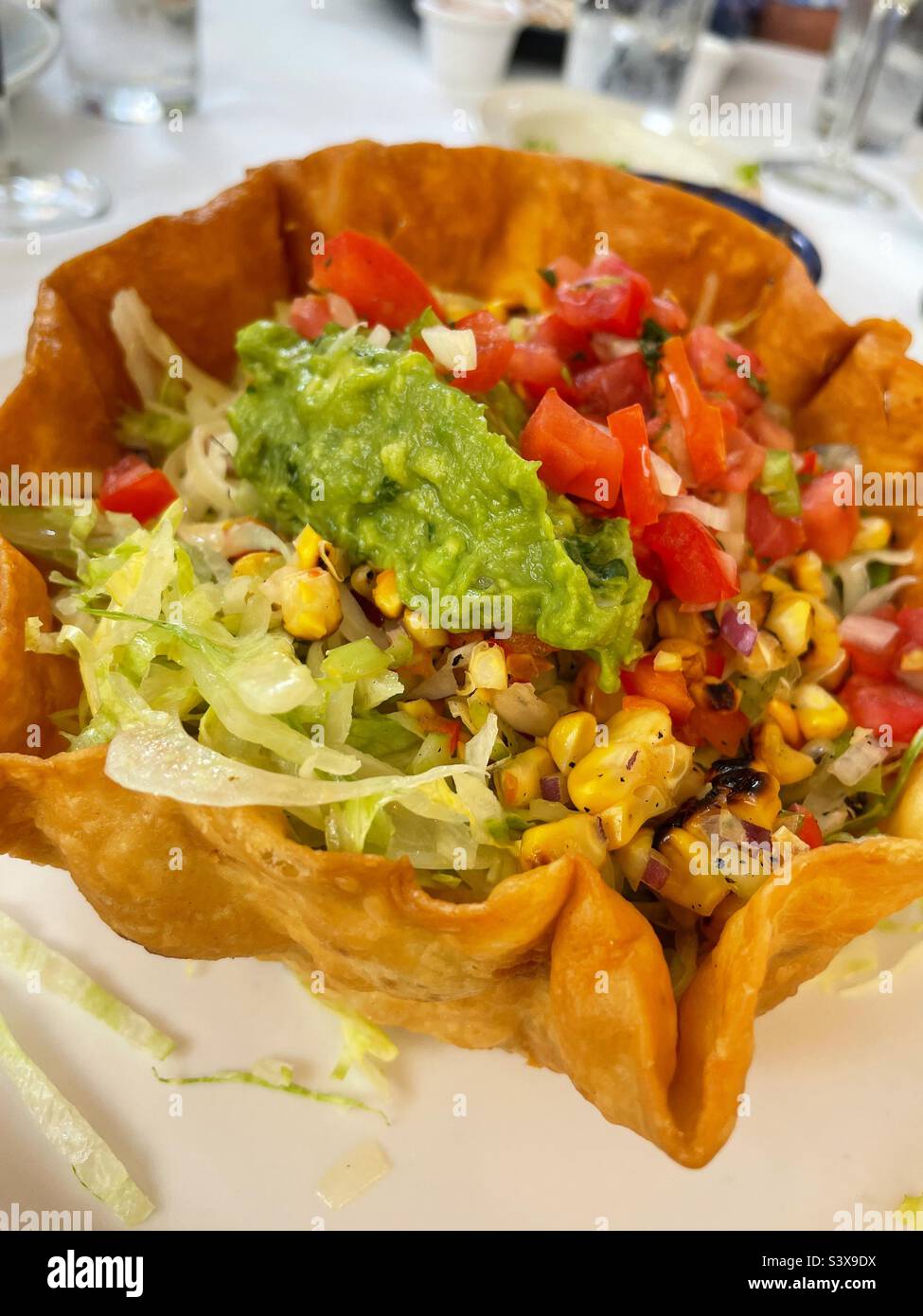 Gros plan d'une salade de tacos gastronomique servie dans une tortilla à El Rio grande au restaurant mexicain haut de gamme de Murray Hill, 2022, New York City, États-Unis - Image de stock capturée avec un smartphone