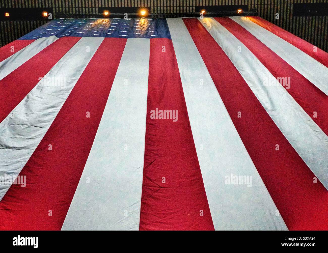 Un drapeau américain est suspendu dans un centre commercial de New York. Banque D'Images