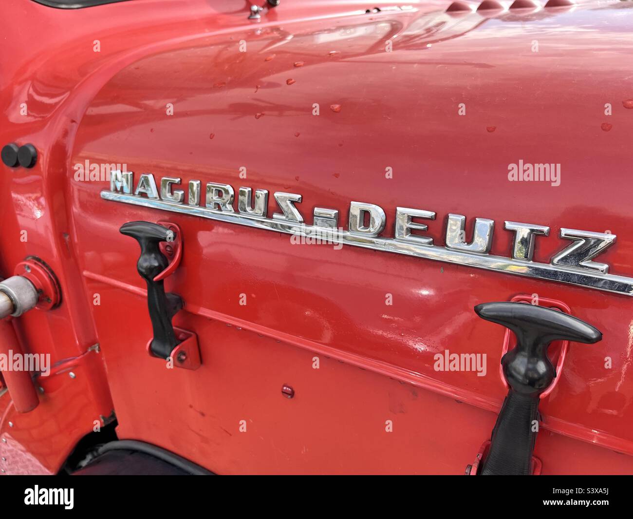 Logo et badge Magirus Deutz sur camion d'incendie rouge vintage Banque D'Images