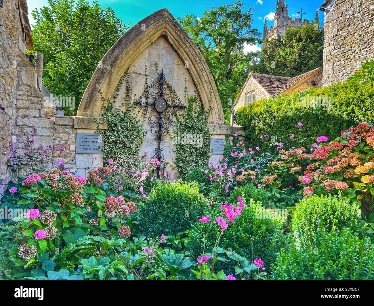 Mémorial de guerre dans le village de Château Combe - Image de stock capturée avec un smartphone