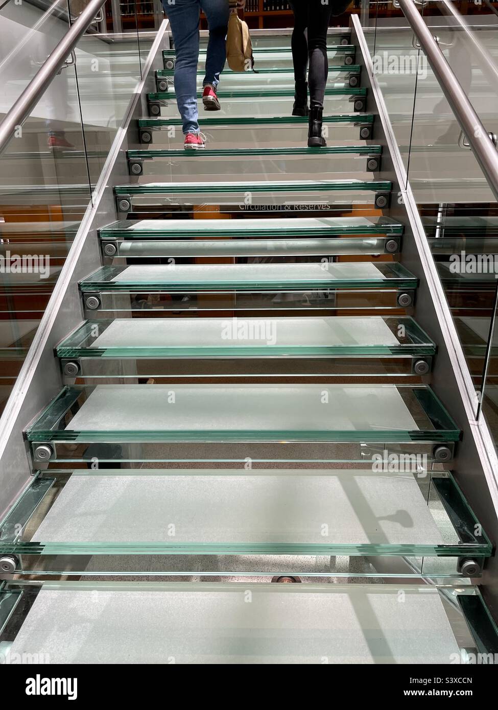 Les filles grimpent les escaliers en verre dans le hall de la bibliothèque de l'université d'État de l'Ohio, à Columbus, Ohio Banque D'Images