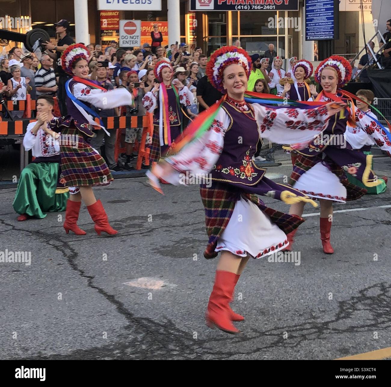 Danseurs ukrainiens lors d'un festival de rue en plein air. Banque D'Images
