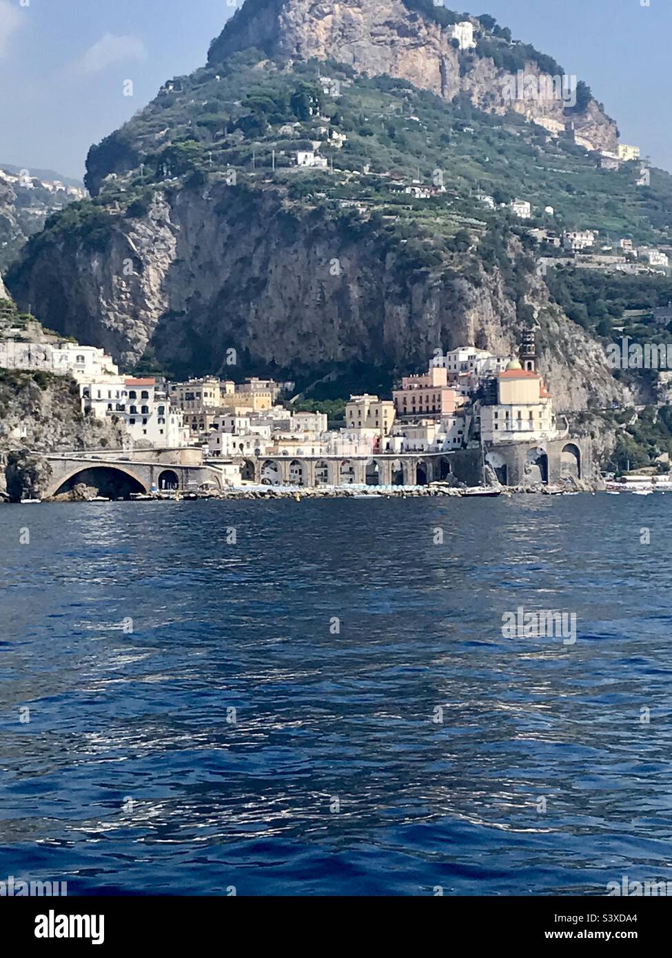 La ville d'Atrani sur la côte amalfitaine, vue depuis un bateau-taxi. - Image de stock capturée avec un smartphone