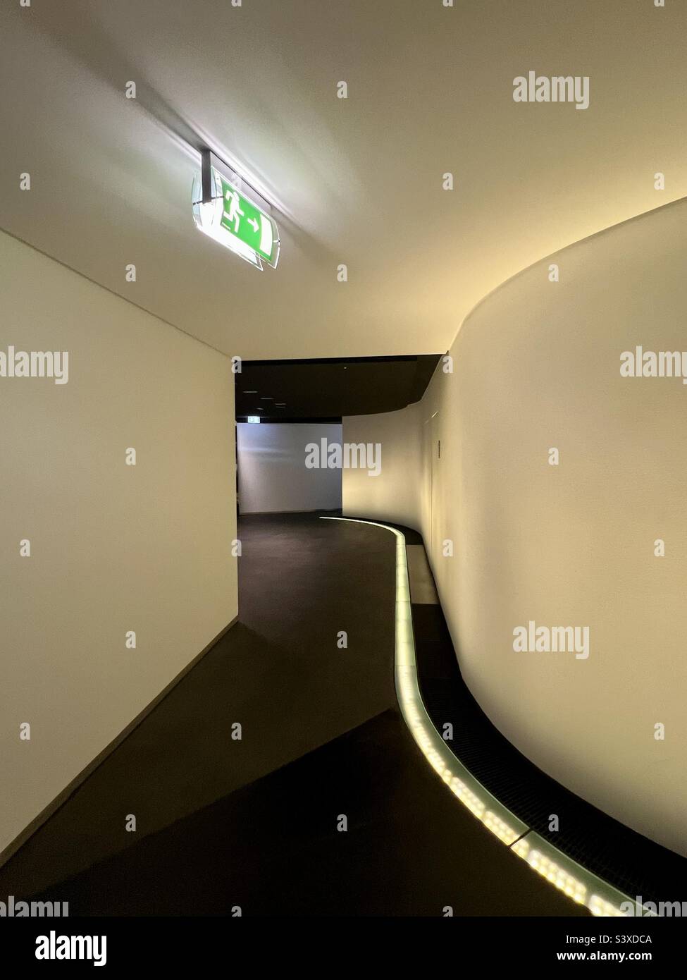 Panneau de sortie au sol noir du couloir blanc moderne Banque D'Images
