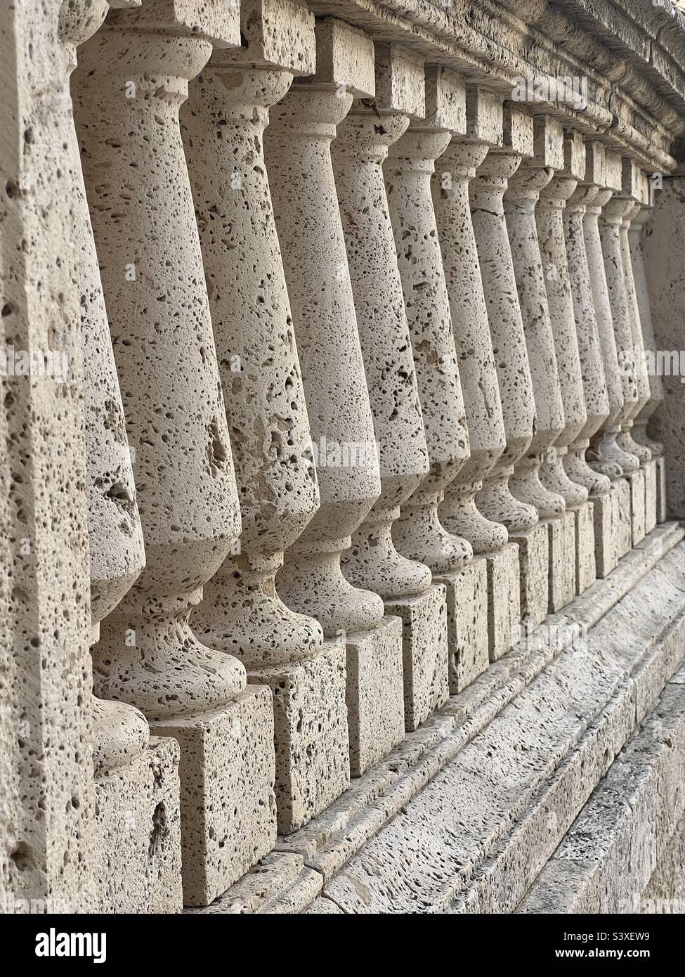 Balustrade en travertin, vue de détail Banque D'Images