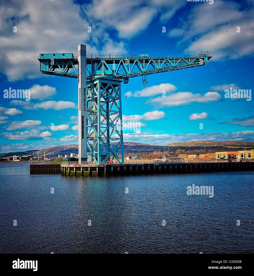 Grue titan sur la rivière Clyde à Clydebank. - Image de stock capturée avec un smartphone