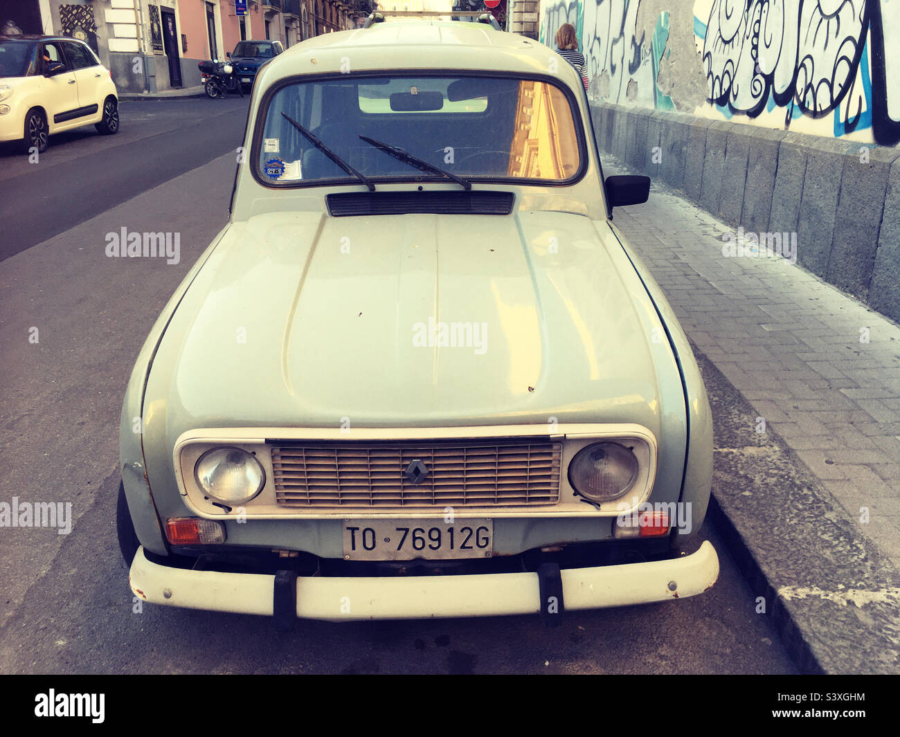 Voiture classique, une Renault 4L. Dans une rue en Sicile, Italie. Banque D'Images