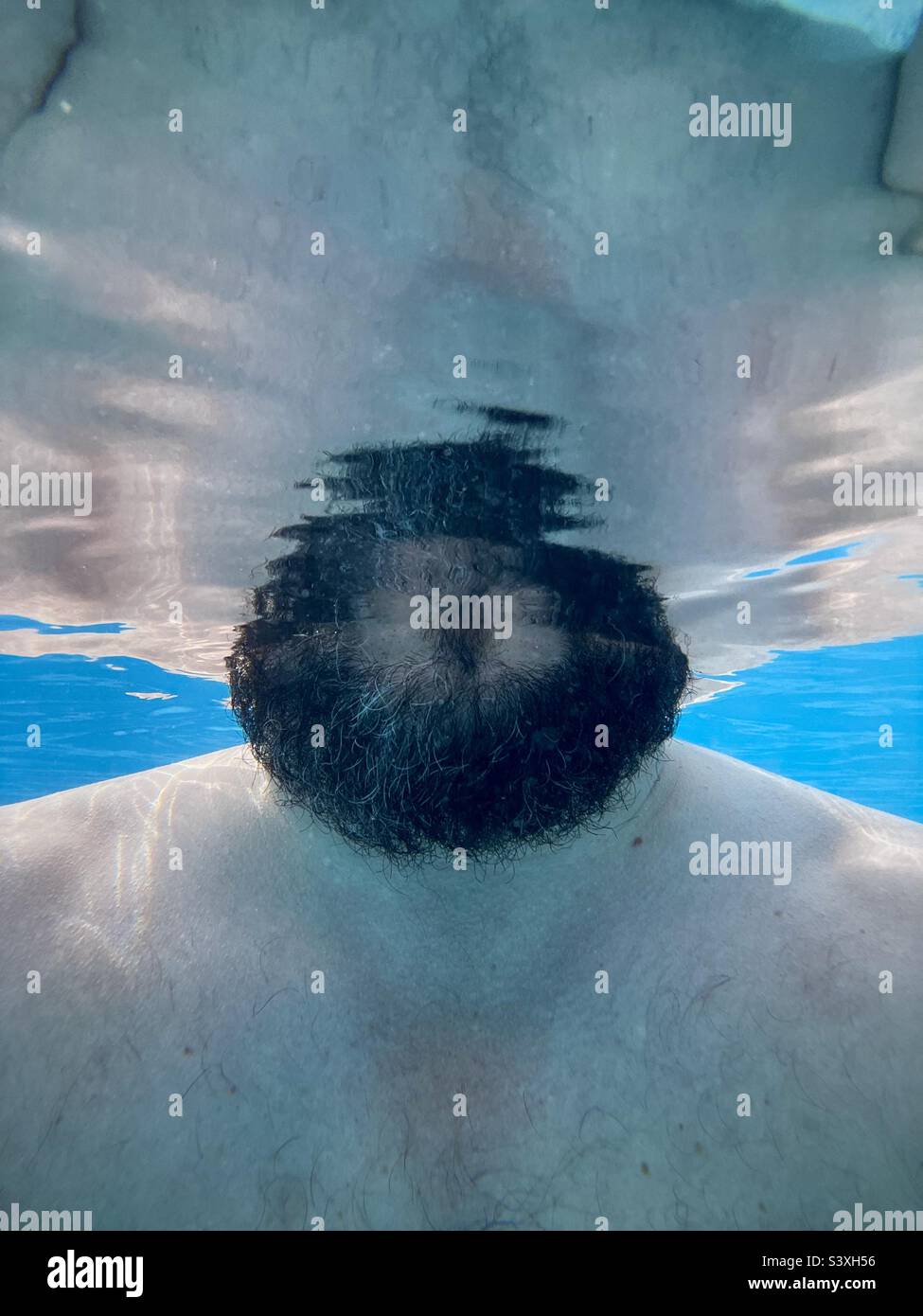 Photo sous-marine abstraite de l'homme barbu Banque D'Images