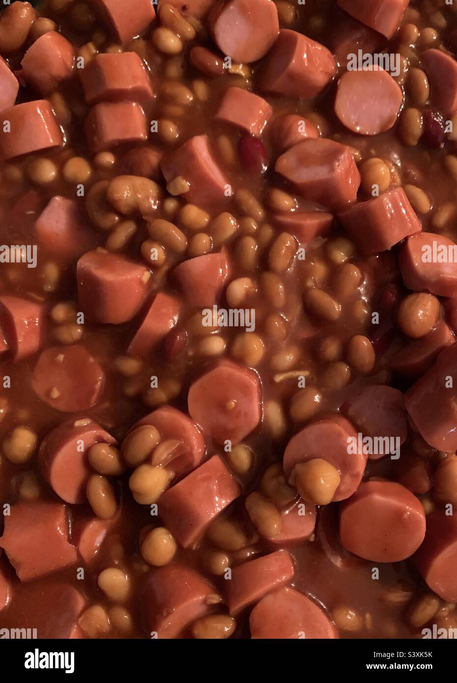 Les Wieners et les haricots avant d'entrer dans le four - Image de stock capturée avec un smartphone