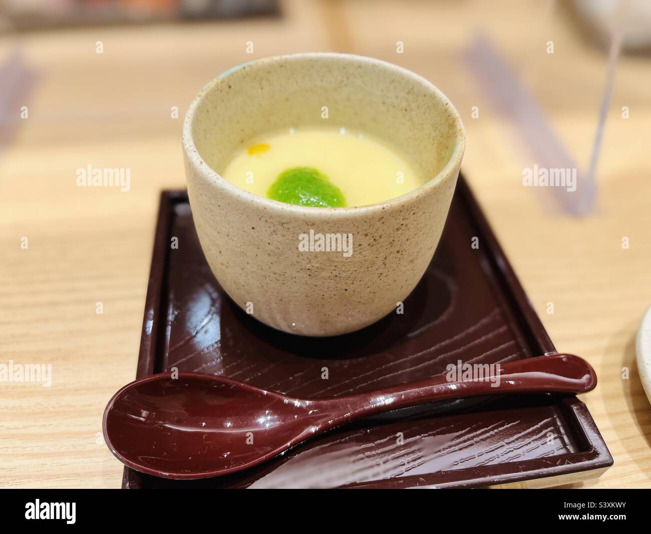 Chawan - mushi au restaurant Sushi, Osaka Japon Banque D'Images