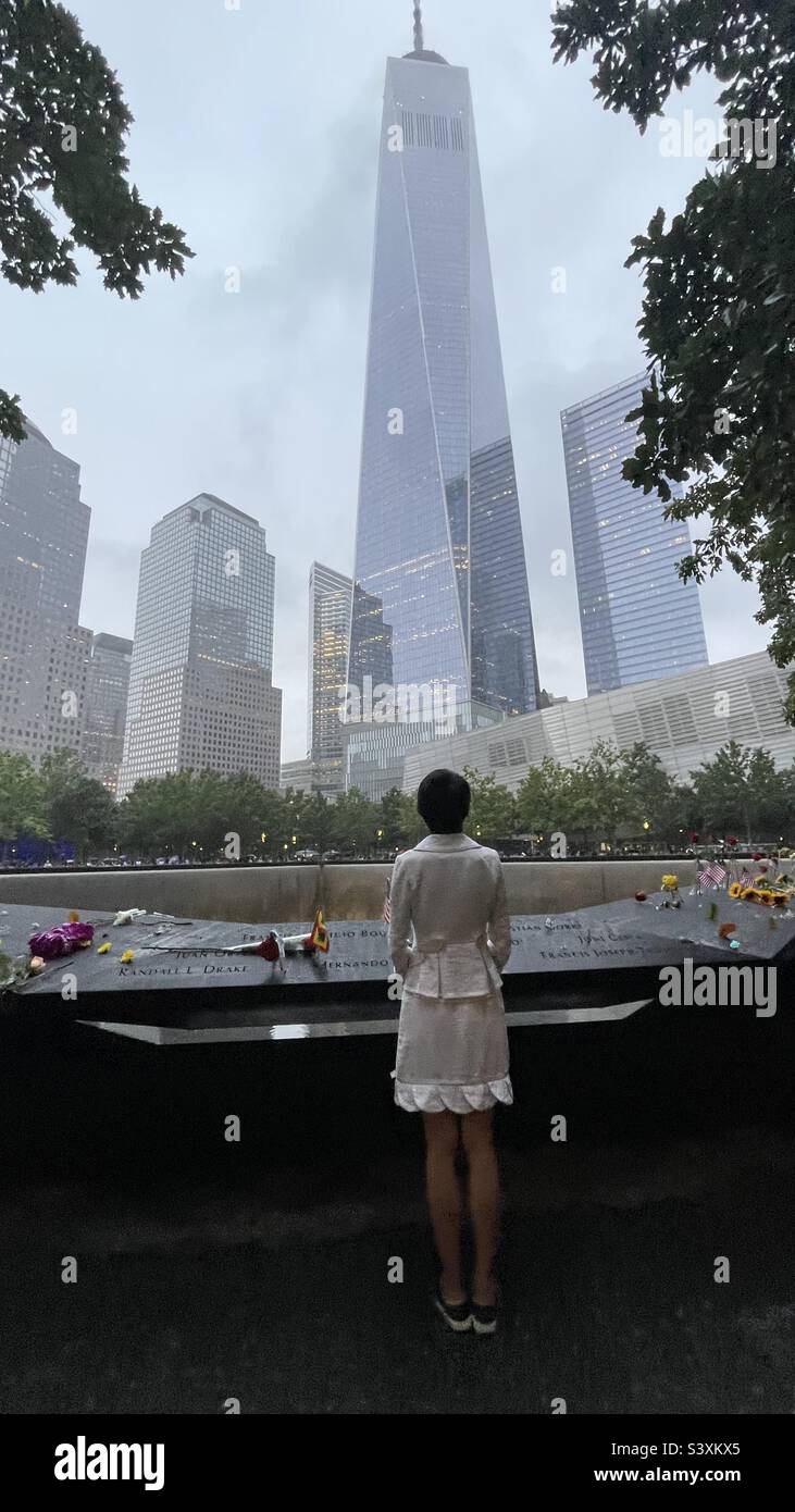 9/11 nous n'oublierons jamais. Une femme pleurant en silence sur les bassins réfléchissants à Ground Zero pendant la commémoration commémorative de 9/11 Banque D'Images