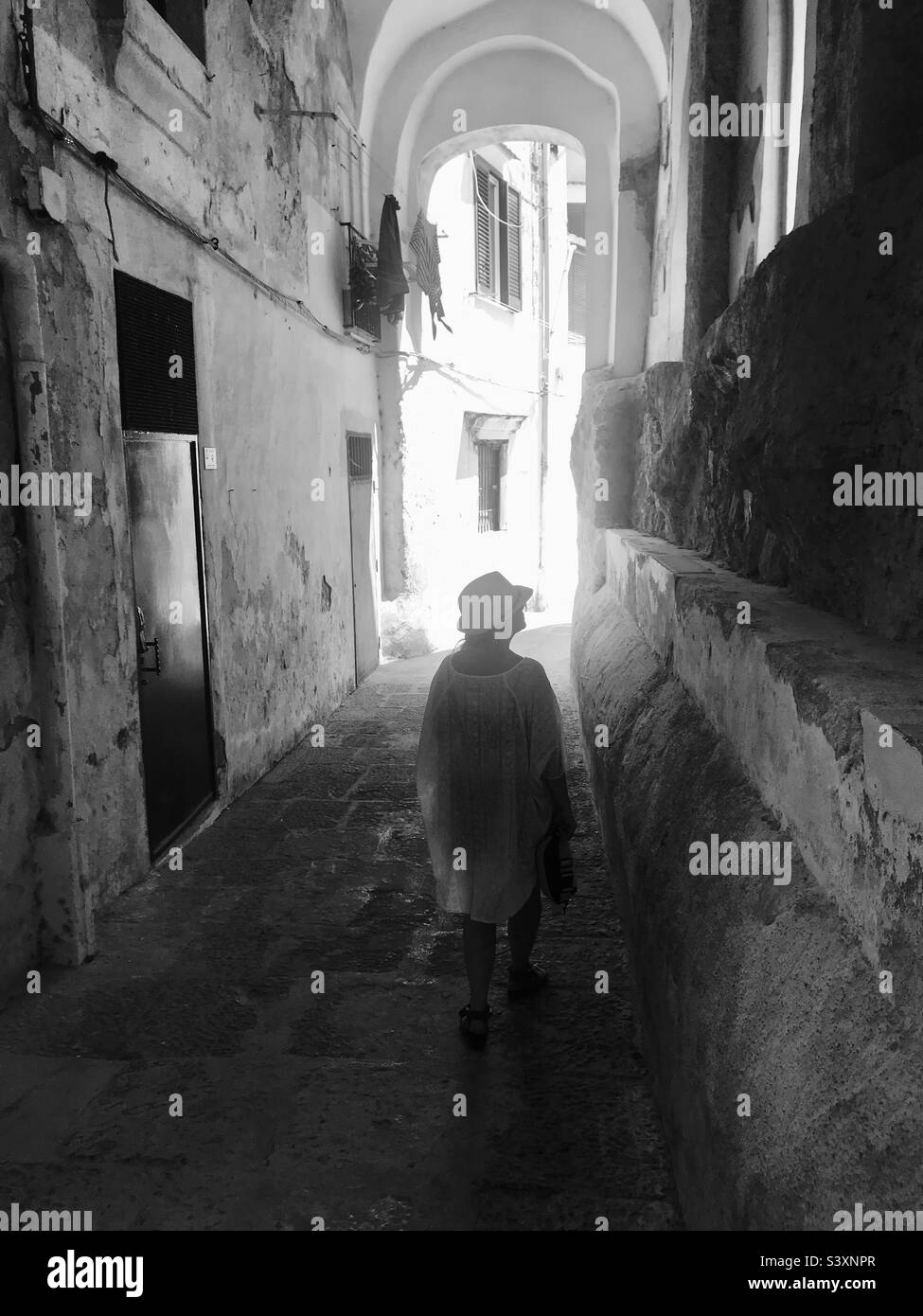 En chemin à travers l'ancienne ville d'Atrani, Italie. - Image de stock capturée avec un smartphone