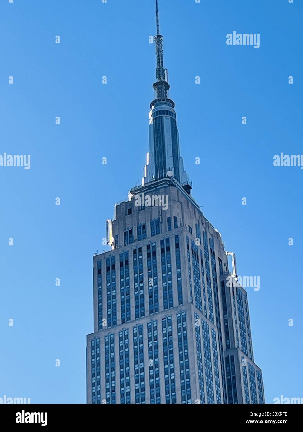 Vue rapprochée de la tour au sommet de l'Empire State Building à New York, USA - Image de stock capturée avec un smartphone