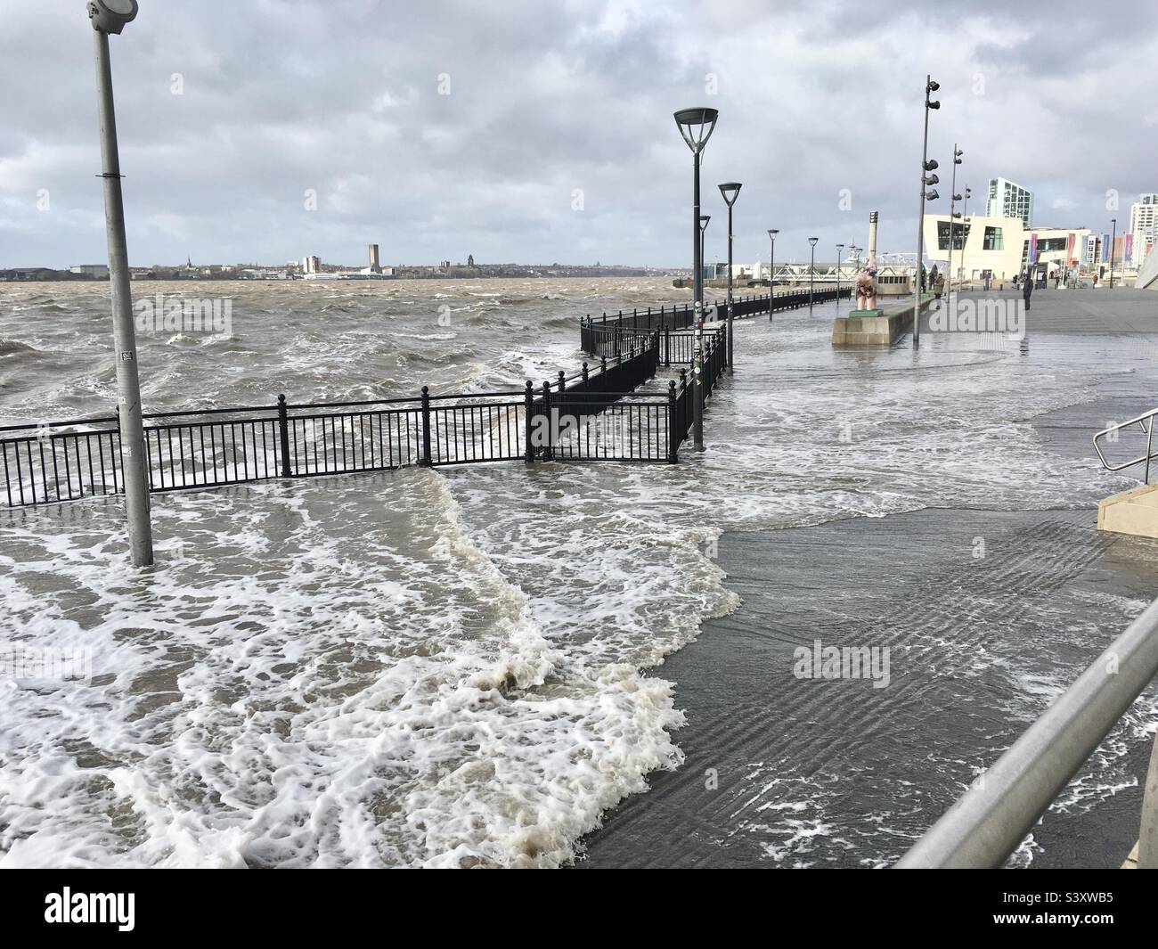 Marées hautes à Pier Head Liverpool - Image de stock capturée avec un smartphone