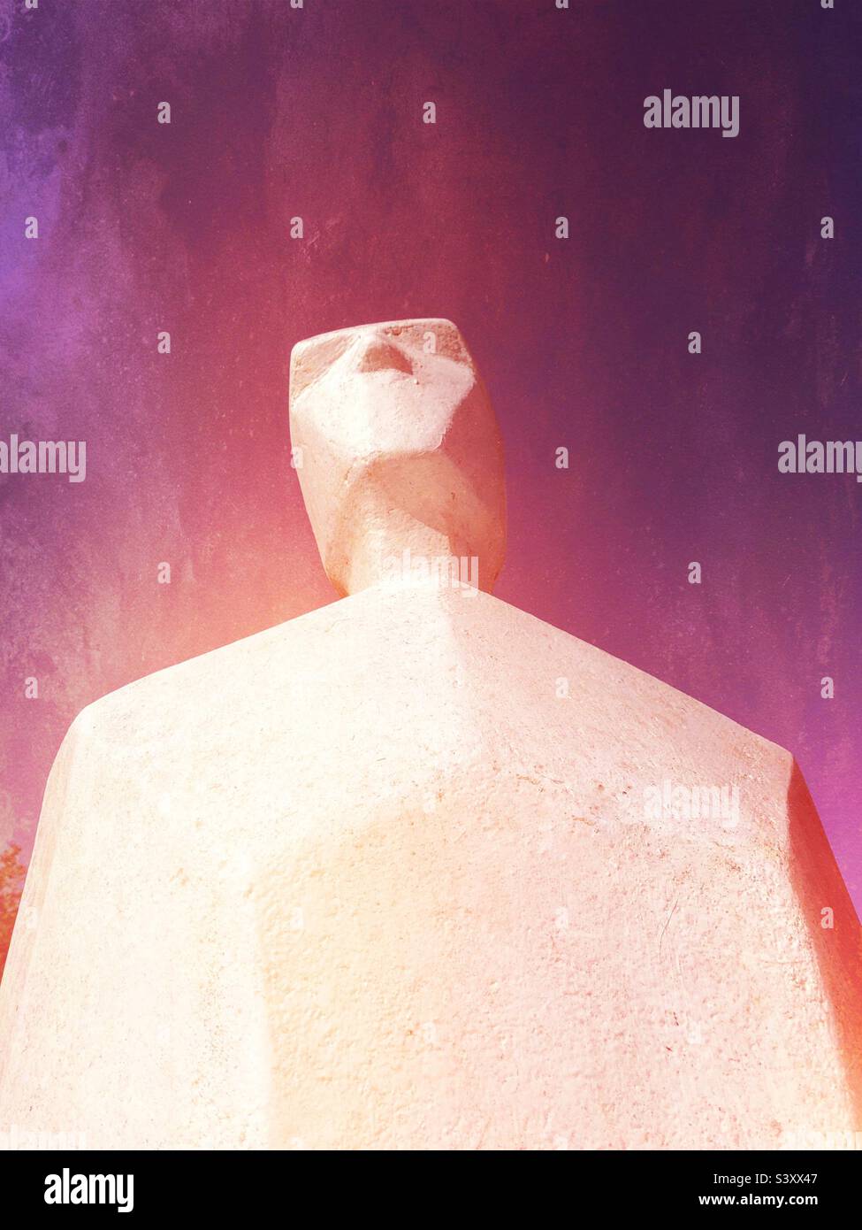 Vue à angle bas d'une figure humanoïde extraterrestre regardant jusqu'à un ciel brûlant coloré comme sa plante est détruite Banque D'Images