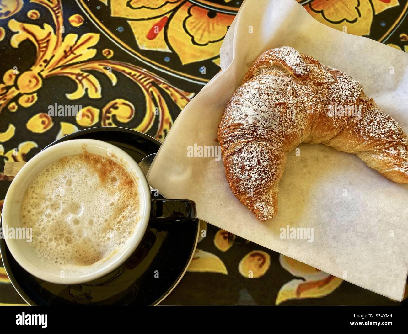 Petit déjeuner italien en Sicile… cappuccino et cornetto ou croissant Banque D'Images