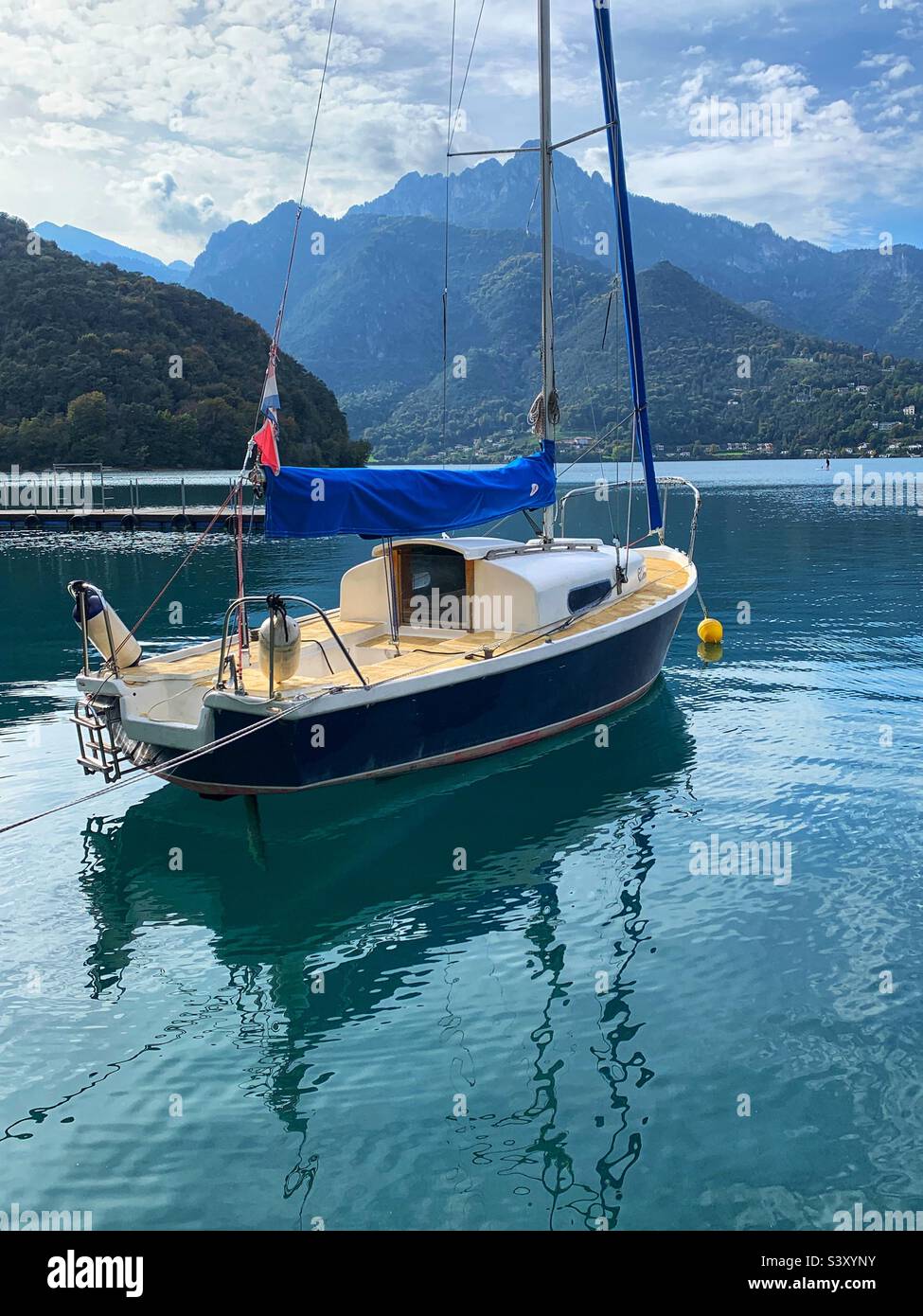 Bateau à voile sur le lac Ledro, au nord de l'Italie Banque D'Images